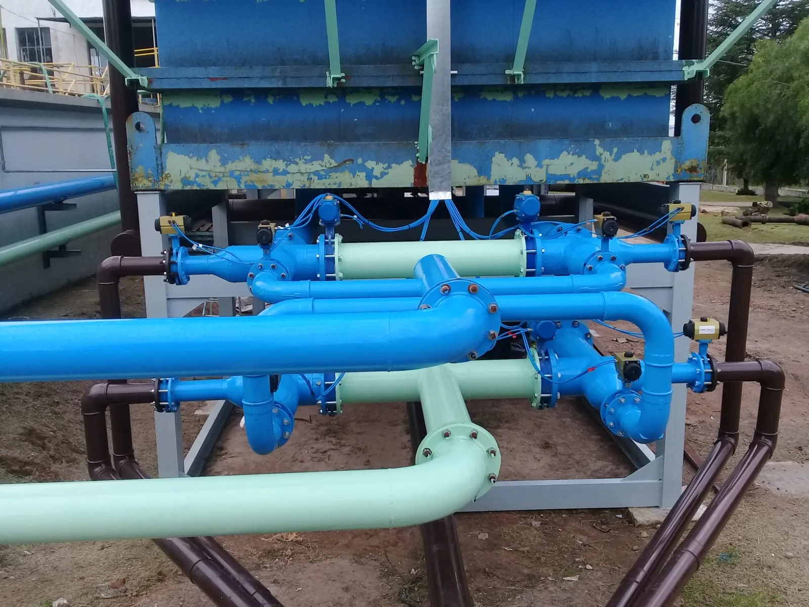 Cañerías de proceso en planta de tratamiento