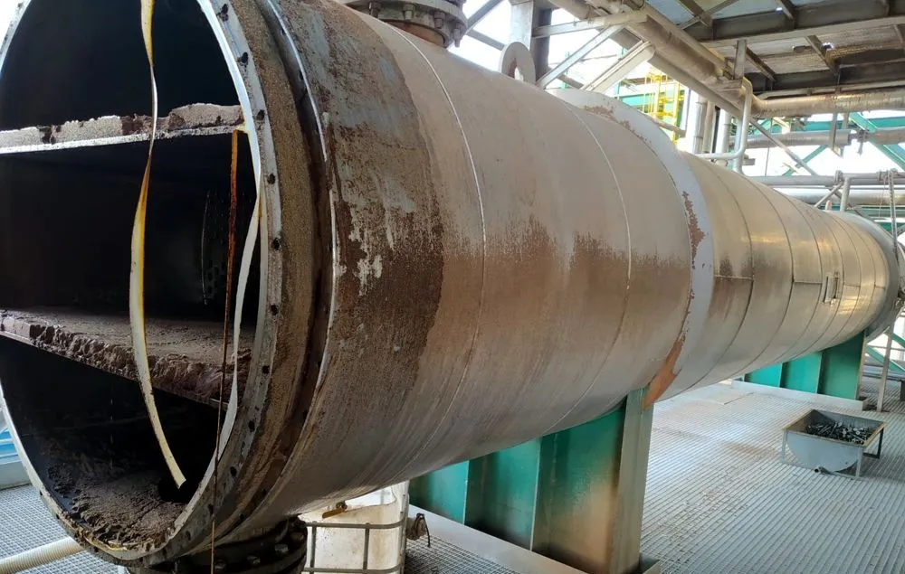 Pieza industrial con óxido y recubrimiento, antes del tratamiento