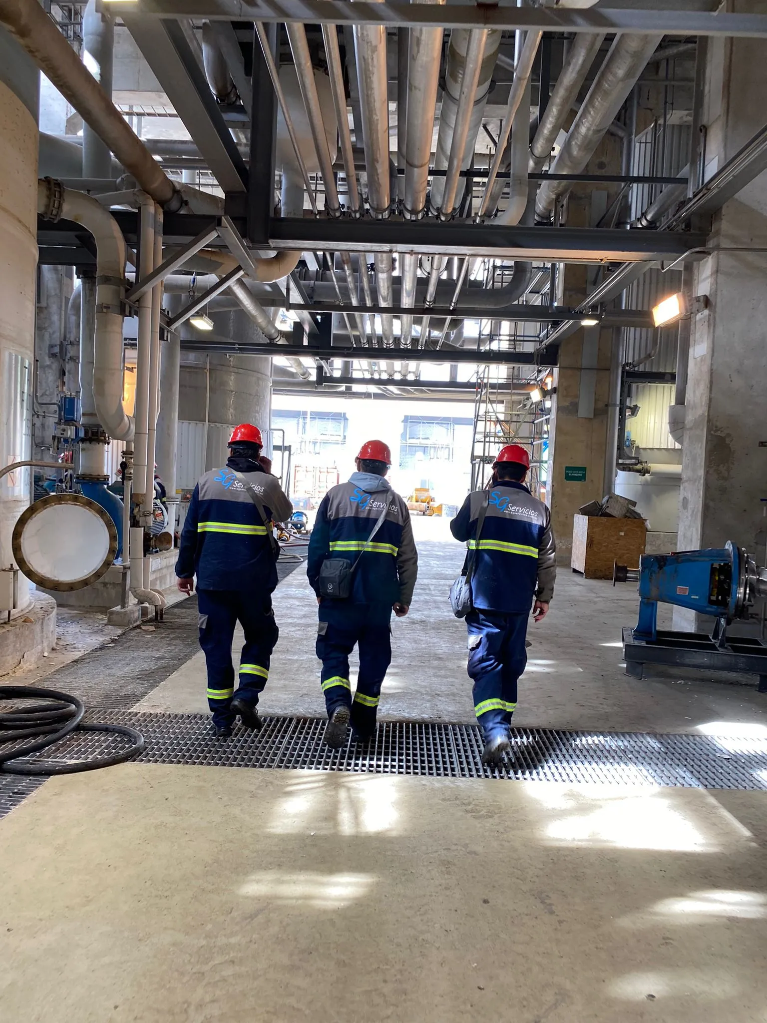 Personal de SG Servicios ingresando a una planta industrial